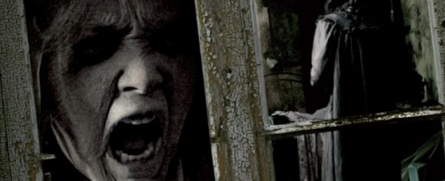 Araftaki Ev Fotoğrafı