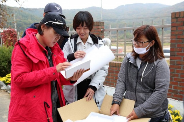 A Girl at My Door Fotoğrafı