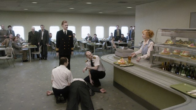 İnsanları Seyreden Güvercin Fotoğrafı