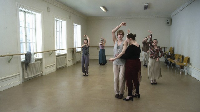 İnsanları Seyreden Güvercin fotoğrafı