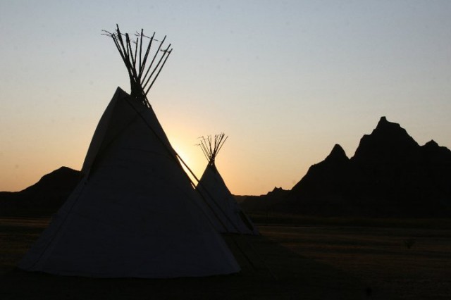 Oturan Boğanın İzinde fotoğrafı