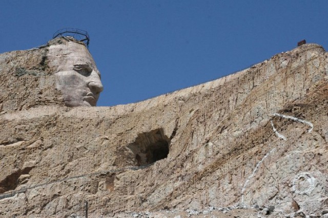 Oturan Boğanın İzinde fotoğrafı