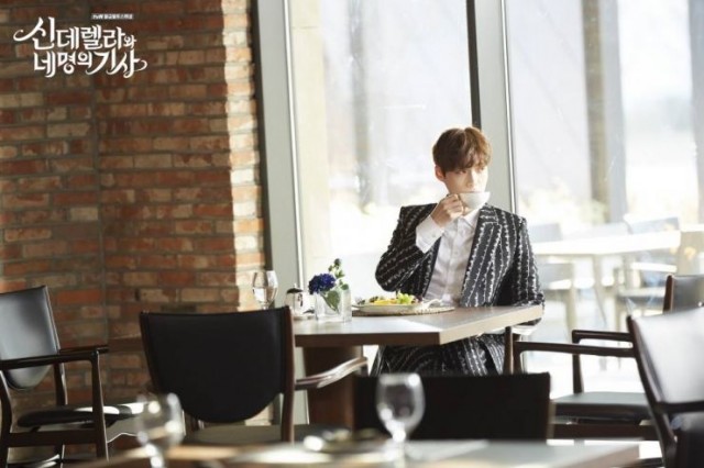 Cinderella and Four Knights Fotoğrafı