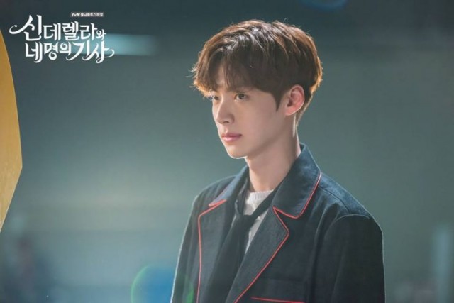 Cinderella and Four Knights fotoğrafı