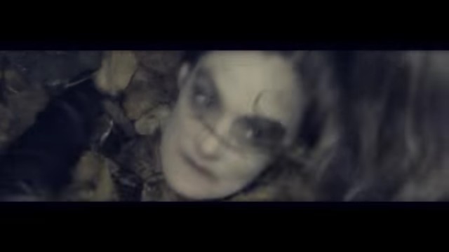 Woman of the Graveyard Fotoğrafı