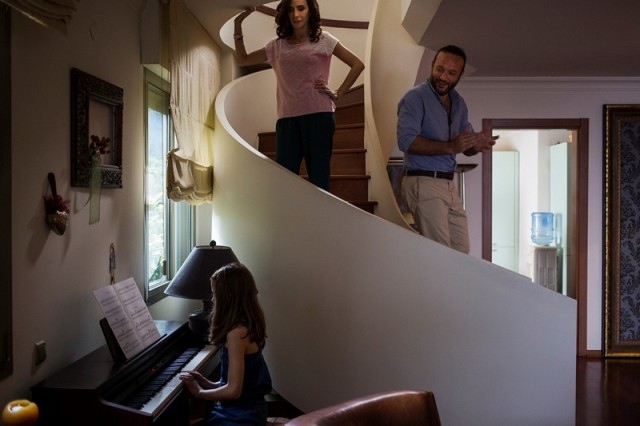 Rüzgarda Salınan Nilüfer Fotoğrafı