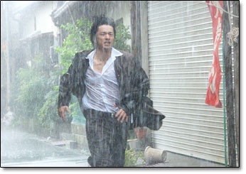 Dünyanın Orta Yerinde Aşk İçin Ağlıyorum Fotoğrafı