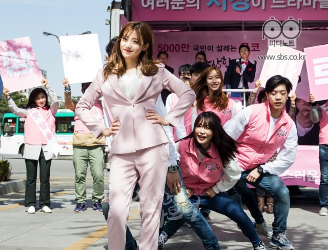 Suspicious Partner fotoğrafı