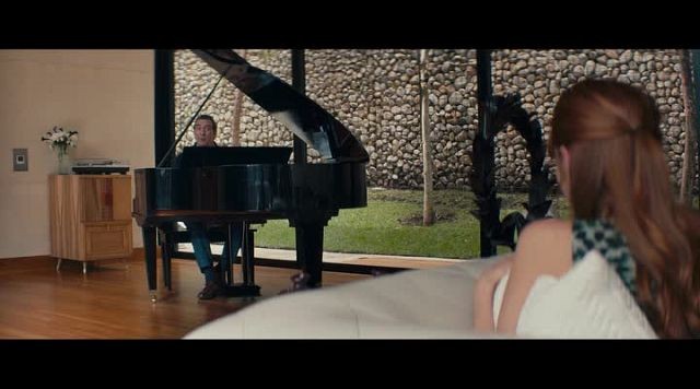 Elizabeth Harvest Fotoğrafı