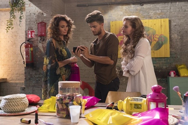 First Kiss Fotoğrafı