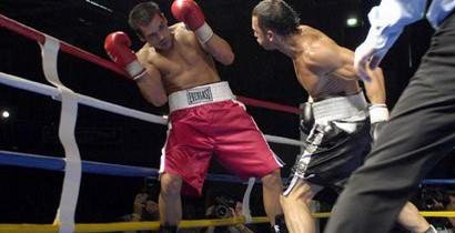 İki Yumruk, Bir Kalp fotoğrafı