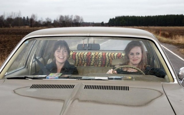 Sisters Apart Fotoğrafı