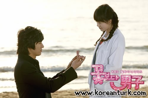 Erkekler Çiçeklerden Önce Gelir Fotoğrafı