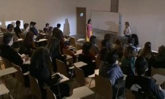 Kampüste Çıplak Ayaklar Fotoğrafı