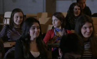 Kampüste Çıplak Ayaklar Fotoğrafı