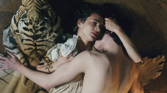 Üstteki Kadın fotoğrafı