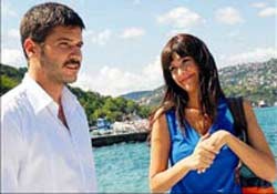 Aşk Geliyorum Demez Fotoğrafı