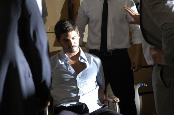 Aşk Geliyorum Demez Fotoğrafı