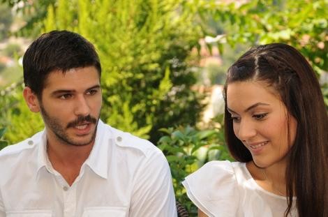 Aşk Geliyorum Demez Fotoğrafı