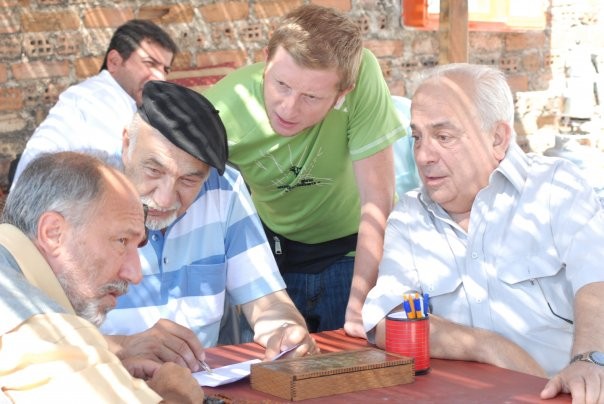 Aşk Geliyorum Demez Fotoğrafı