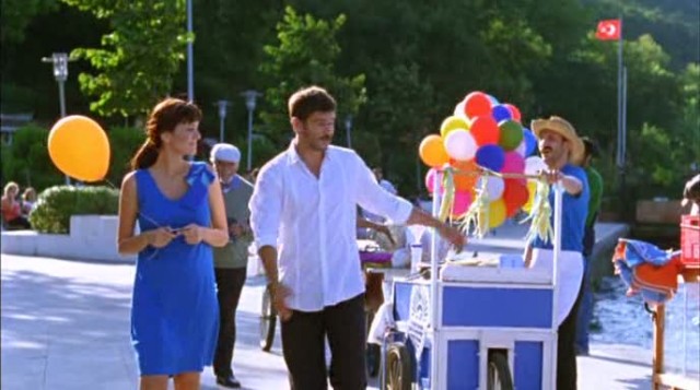 Aşk Geliyorum Demez Fotoğrafı