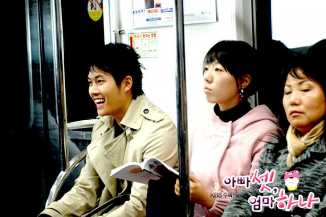 Bir Anne Üç Baba fotoğrafı