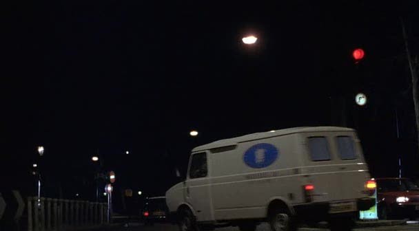 Az Şey Bilen Adam fotoğrafı