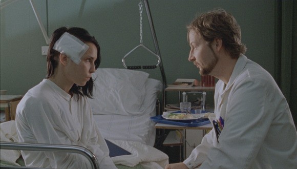 Arı Kovanına Çomak Sokan Kız Fotoğrafı