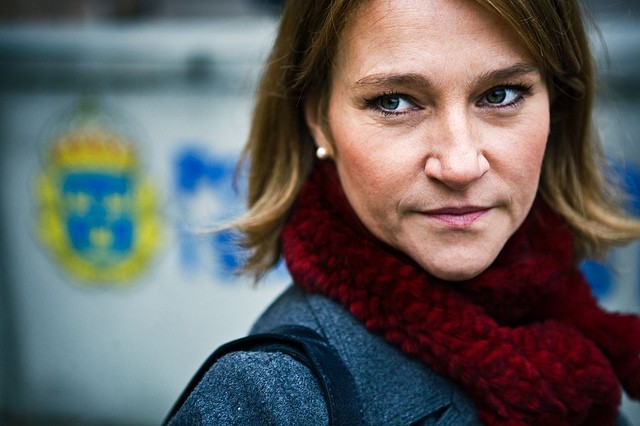 Arı Kovanına Çomak Sokan Kız Fotoğrafı