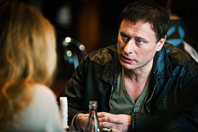 Arı Kovanına Çomak Sokan Kız fotoğrafı