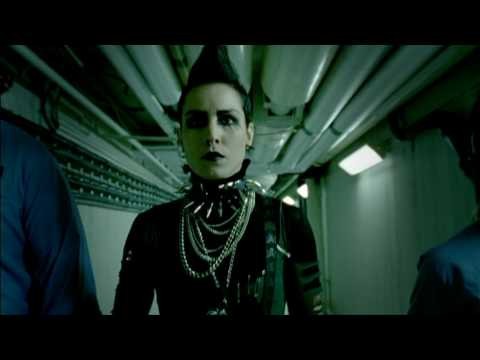 Arı Kovanına Çomak Sokan Kız Fotoğrafı