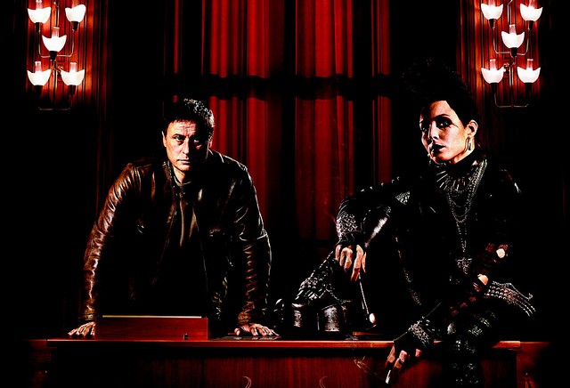 Arı Kovanına Çomak Sokan Kız Fotoğrafı