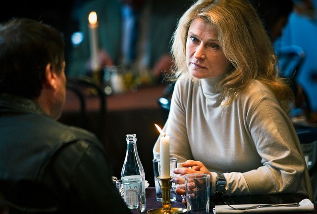 Arı Kovanına Çomak Sokan Kız Fotoğrafı