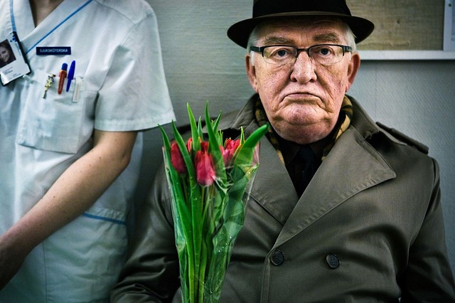 Arı Kovanına Çomak Sokan Kız Fotoğrafı