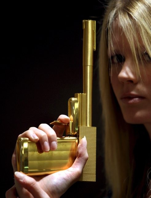 Altın Tabancalı Adam fotoğrafı