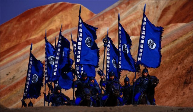 Kadın, Silah Ve Erişte fotoğrafı