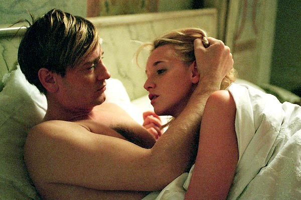 İkiye Bölünen Kız fotoğrafı