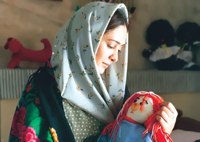 Too Far, Too Close fotoğrafı