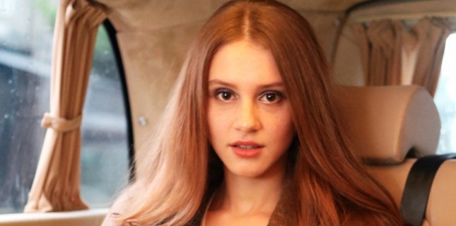 Ahsen Eroğlu, Yeni Dizisi "Kadife Kelepçe" ile Seyirci Karşısına Çıkmaya Hazırlanıyor!