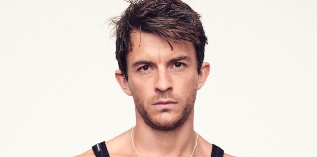 Jonathan Bailey Oyunculuğa Ara Veriyor!