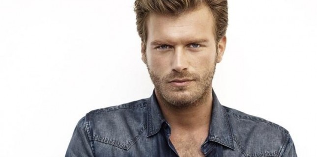 Kıvanç Tatlıtuğ 'Organize İşler 2'deki Görüntüsüyle Şaşırttı