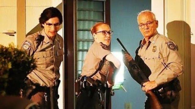 Sette polis üniformalarıyla görüntülenen oyuncular