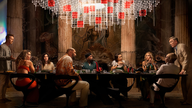 Glass Onion: A Knives Out Mystery (Oyuncular soldan sağa sırayla; Edward Norton, Madelyn Cline, Kathryn Hahn, Dave Bautista, Leslie Odom Jr., Jessica Henwick, Kate Hudson, Janelle Monáe, Daniel Craig)