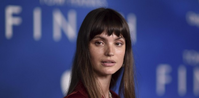 Oyuncu ve Model Charlbi Dean, Hayatını Kaybetti