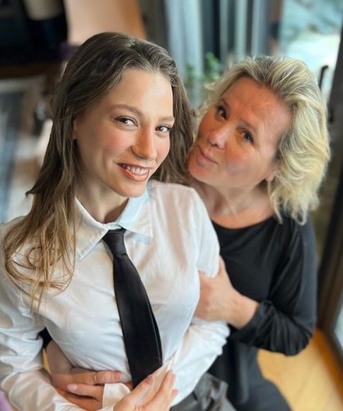 Instagram @eceyorenc