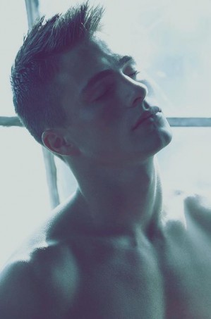 Colton Haynes Fotoğrafı