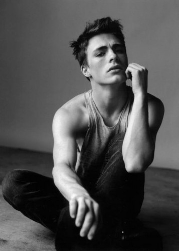 Colton Haynes Fotoğrafı