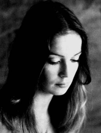 Anicée Alvina fotoğrafı