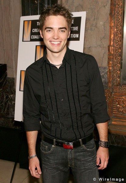 Drew Tyler Bell fotoğrafı