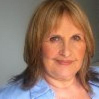 Julie Ariola fotoğrafı